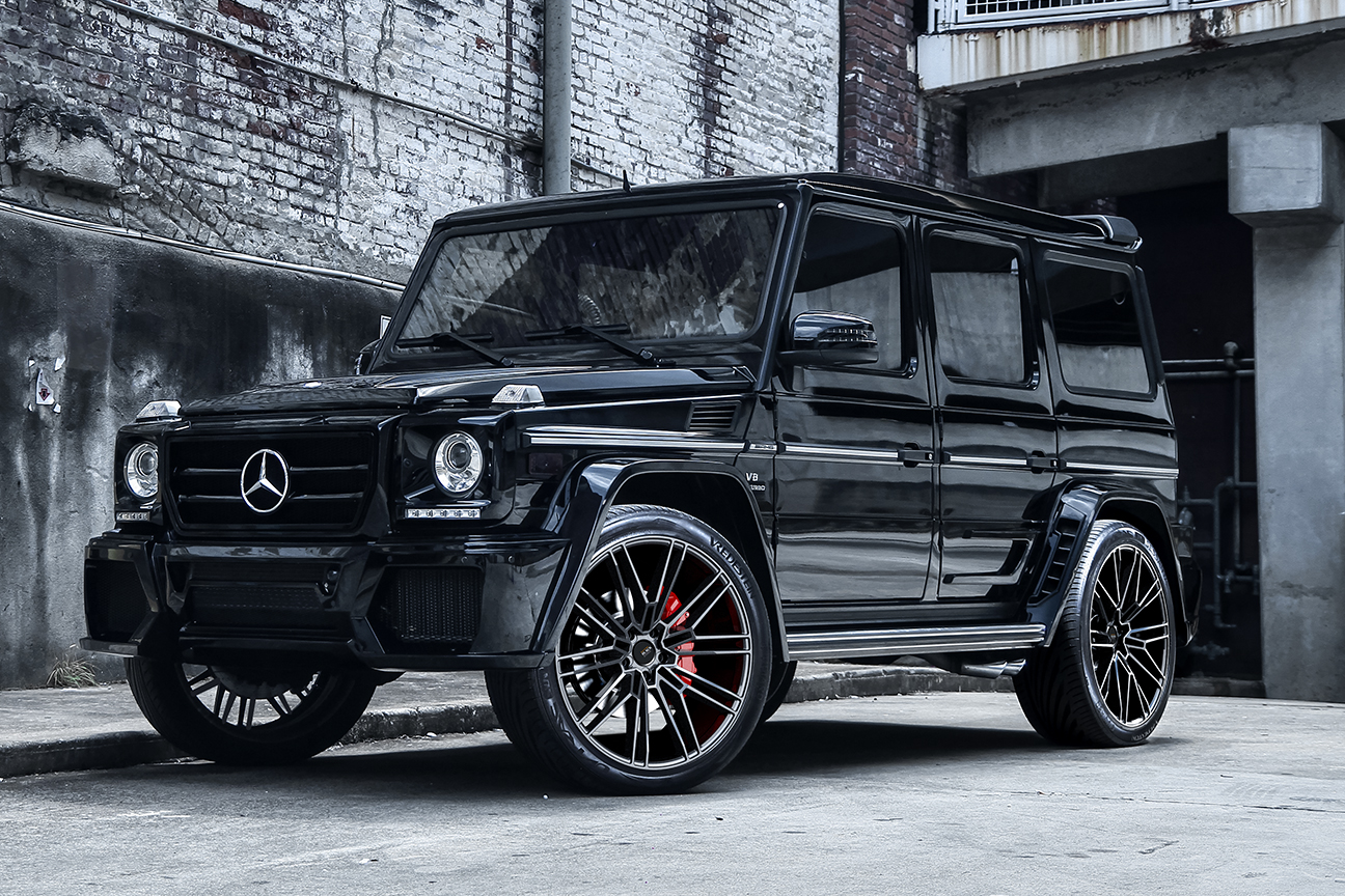 BM18 Hyper Black - Savini Wheels